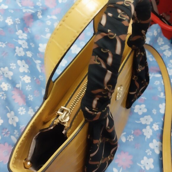 3122 Medium Ann Klein Cross Body Shoulder Bag In Gold and Black - Picture 3 of 13